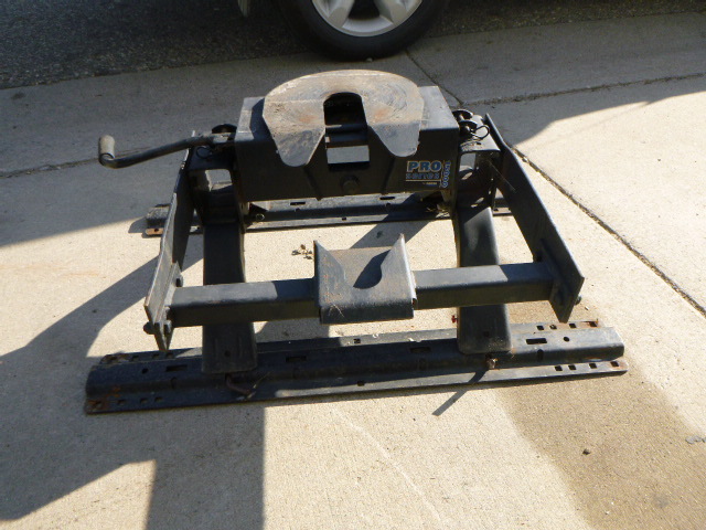 lot 5 image: Reese Fifth Wheel Hitch