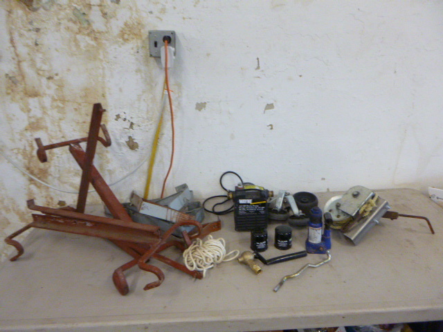lot 86 image: Garage Items