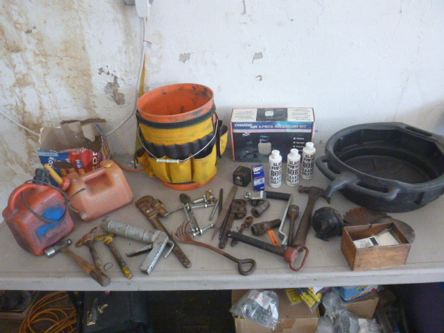 lot 107 image: Garage Items