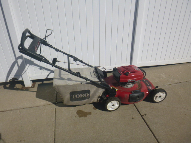 lot 4 image: Toro Push Lawn Mower