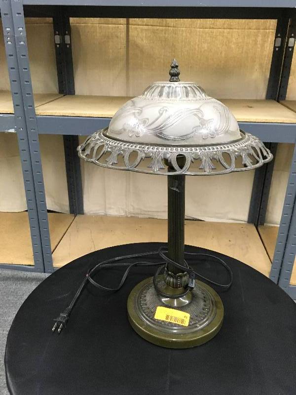 lot 41 image: Lamp