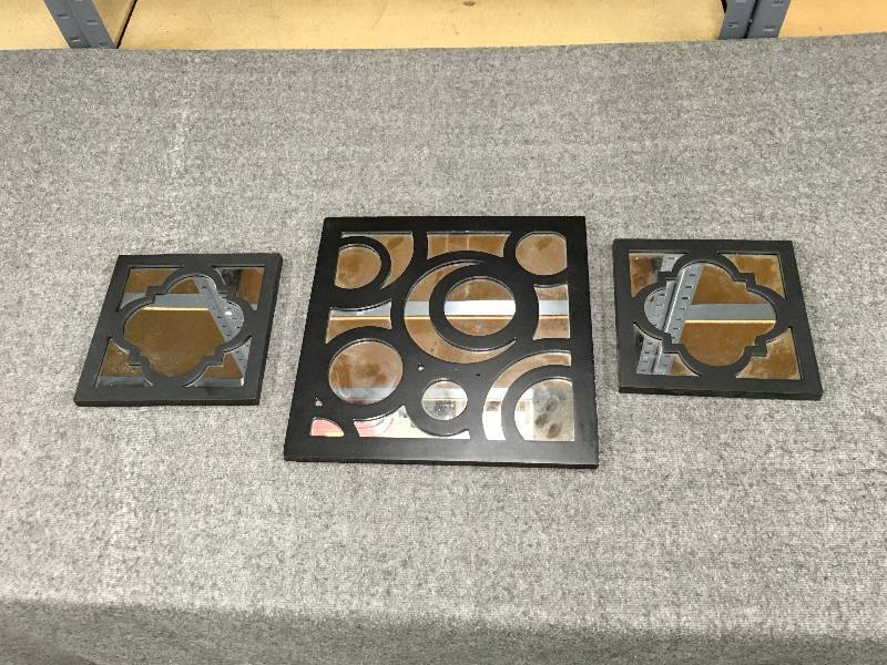 lot 70 image: Wall Decor Mirror