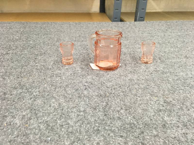 lot 101 image: Three Piece Shot Set
