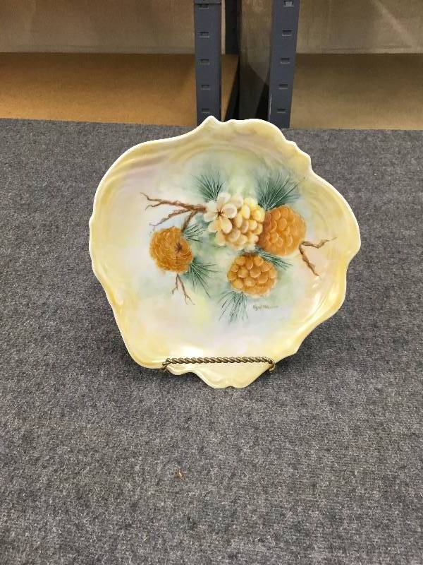 lot 106 image: Art Plate With Stand