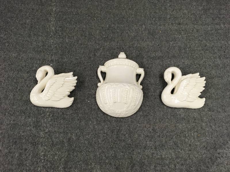 lot 111 image: Swan Wall Decor