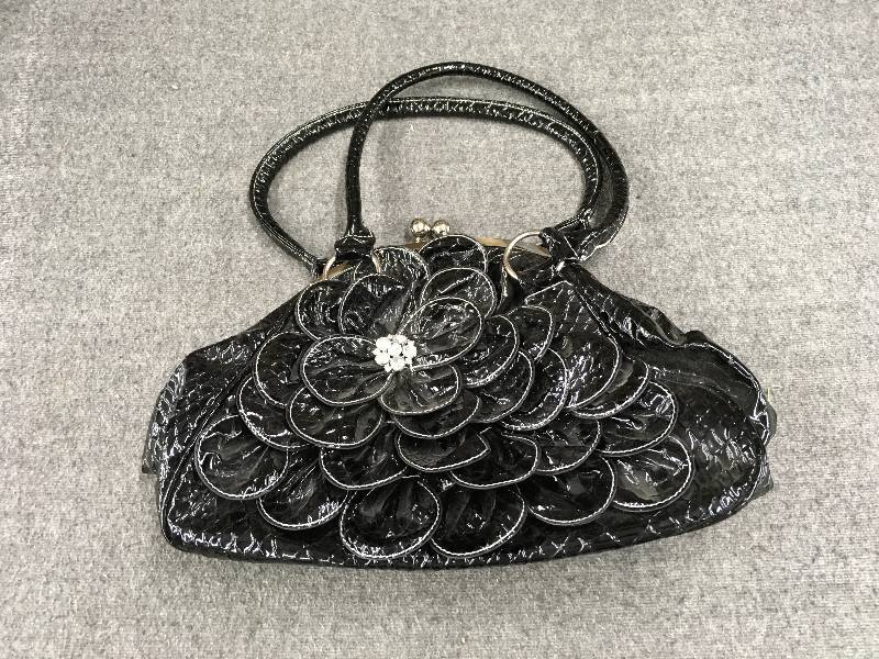 lot 121 image: Purse
