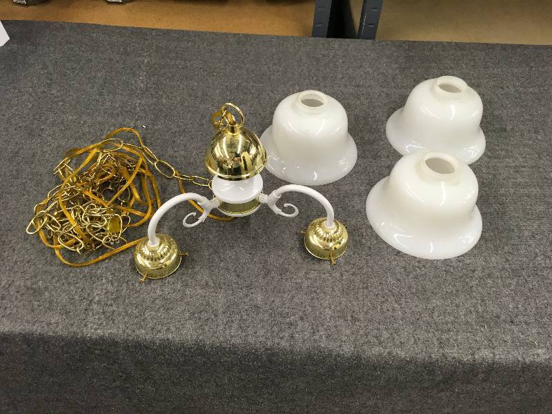 lot 124 image: Chandelier