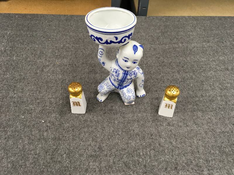 lot 128 image: Salt & Pepper Shakers & Oriental Figurine