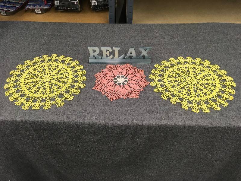 lot 123 image: Relax Sign & Place Mats