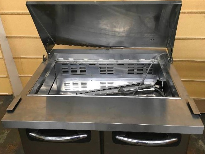 lot 25 image: Master- Bilt Under Counter Refrigeration Prep Station