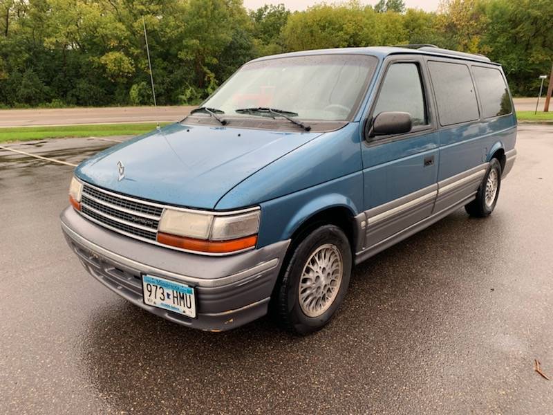 lot 2 image: 1995 Chrysler Grand Voyager LE 3-Door Van