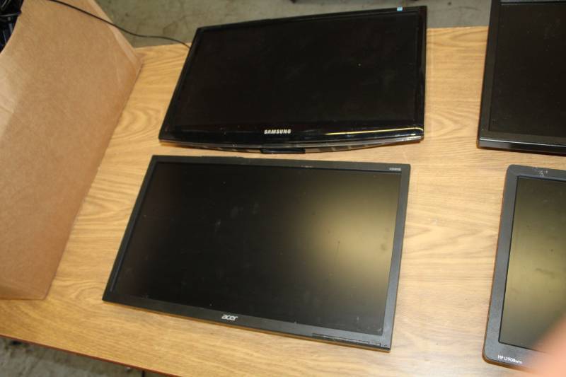 lot 89 image: Lot of (2) Samsung SyncMaster 2233 22in. Computer Monitor, Acer V226HQL 22in. Computer Monitor
