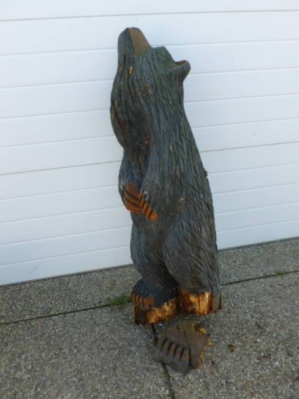 lot 7 image: Chainsaw Art Bear