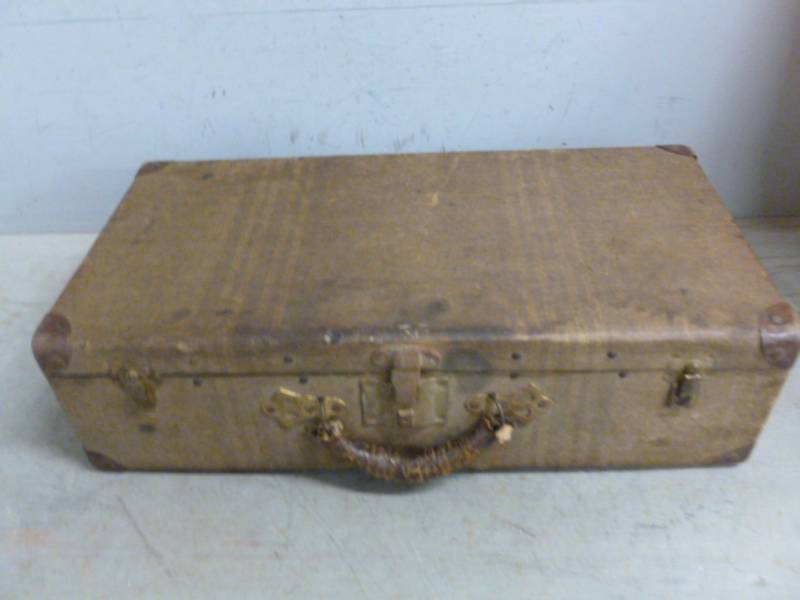 lot 28 image: Vintage Travel Case