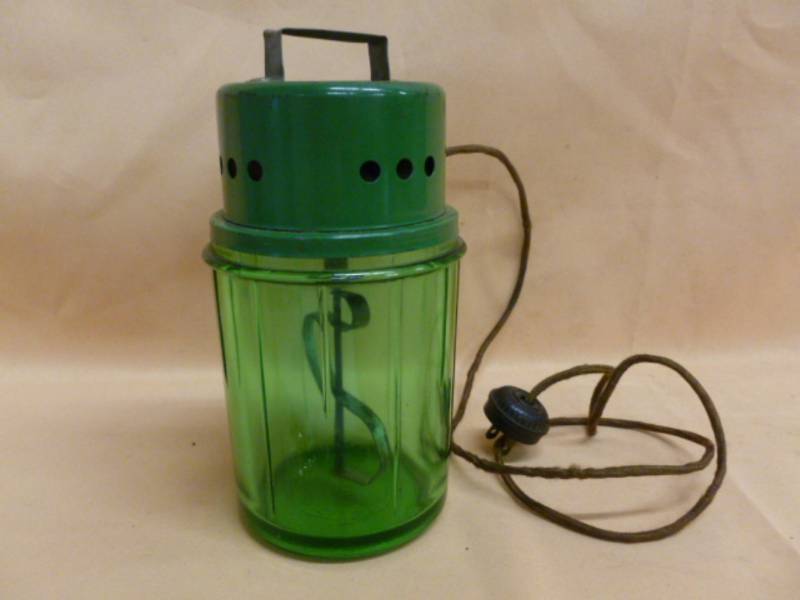lot 29 image: Vintage Electric Beater Jar