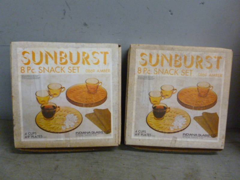 lot 81 image: New Vintage Snack Set