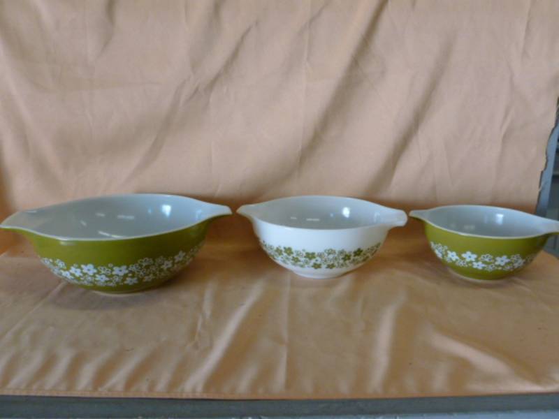 lot 135 image: Vintage Pyrex Set