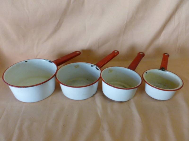 lot 148 image: Vintage Enamelware