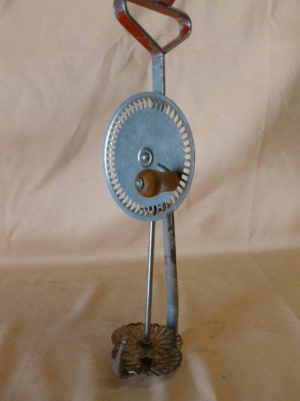 lot 153 image: Vintage Egg Beater