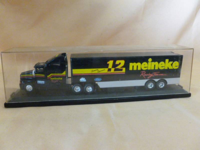 lot 165 image: Collectible