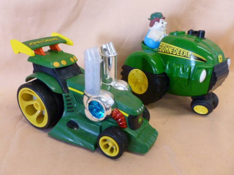 lot 172 image: Ertl - John Deere Tractor