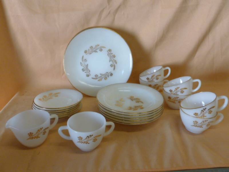lot 177 image: Vintage Federal Glass