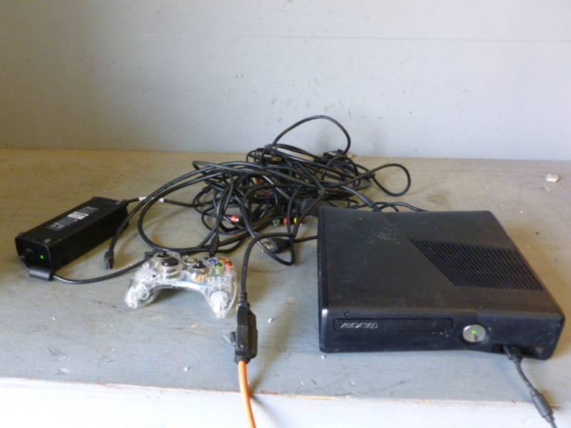 lot 194 image: XBOX 360 Game Console
