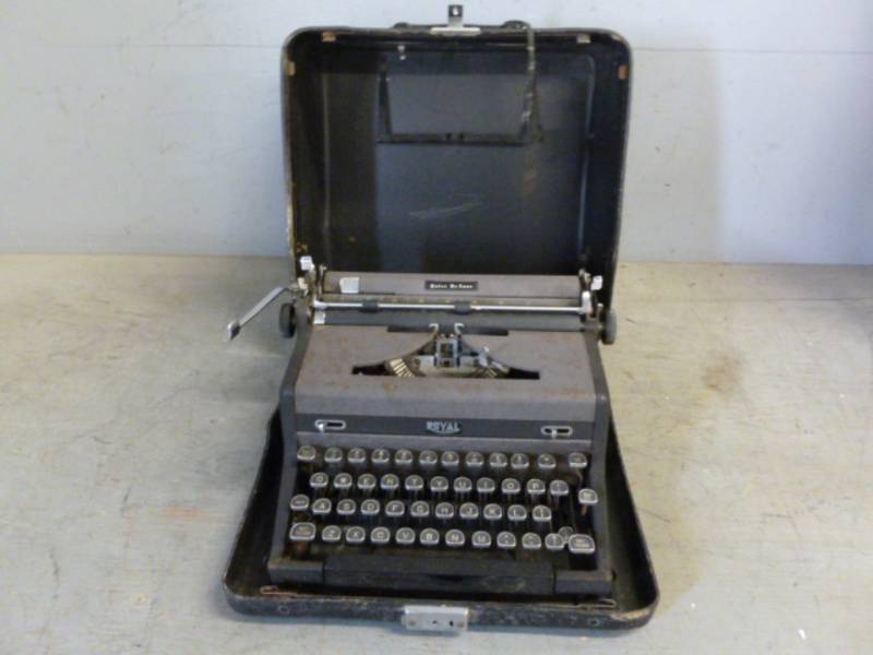 lot 195 image: Vintage Typewriter