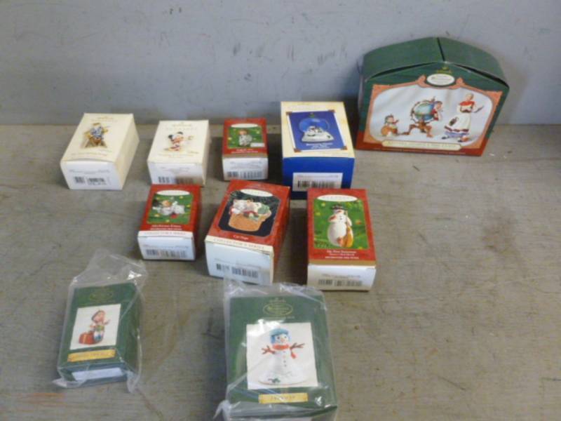 lot 205 image: Hallmark Ornaments