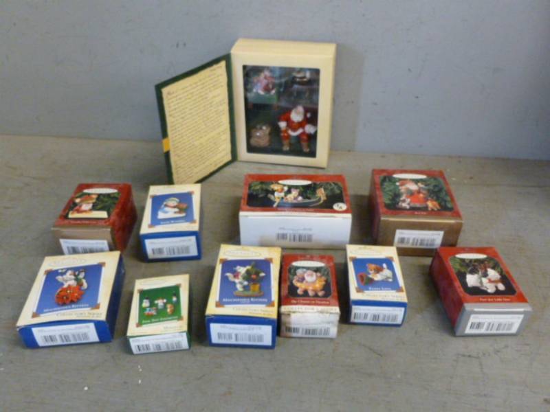 lot 206 image: Hallmark Ornaments