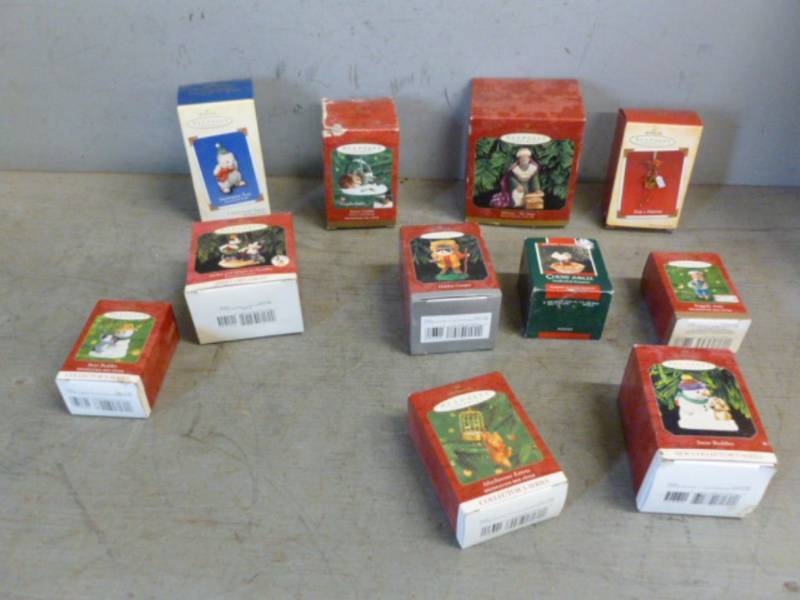 lot 207 image: Hallmark Ornaments