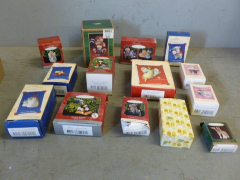 lot 208 image: Hallmark Ornaments