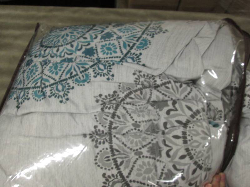 lot 5 image: King Comforter Bed Set open box Ret...