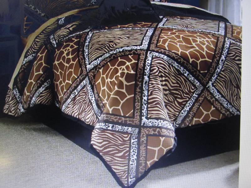 lot 40 image: Senegal Queen Comforter...