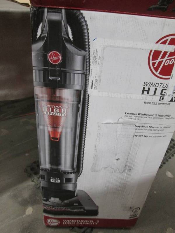 lot 46 image: Hoover Wind Tunnel Bagless Upright ...