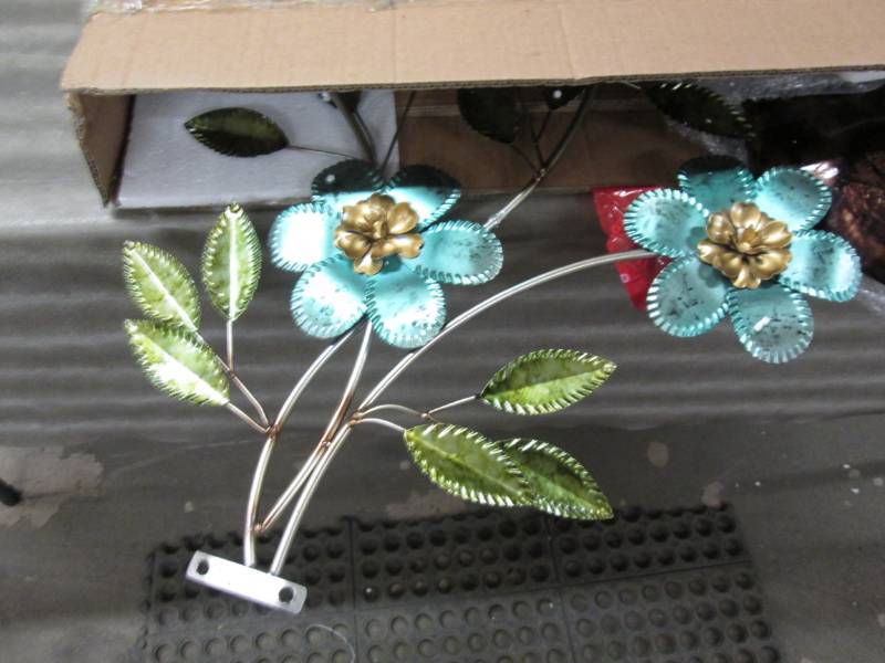lot 67 image: Blue Daisies Floral Metal Wall Art ...