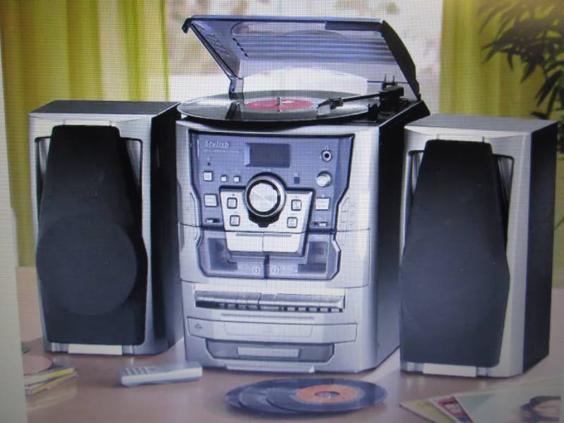 lot 178 image: 6-in-1 Deluxe Turntable, iPodMP3, ...