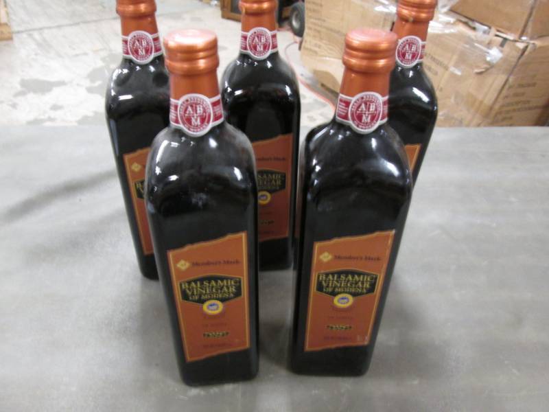 lot 207 image: 5- 34 oz Bottles Members Mark Balsa...