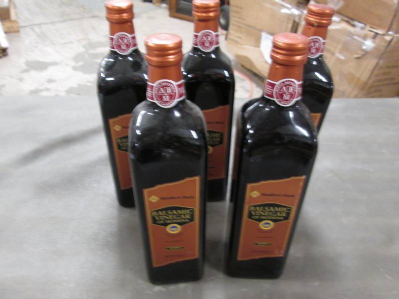 lot 209 image: 5- 34 oz Bottles Members Mark Balsa...