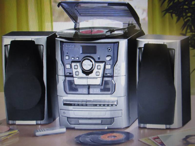 lot 229 image: 6-in-1 Deluxe Turntable, iPodMP3, ...