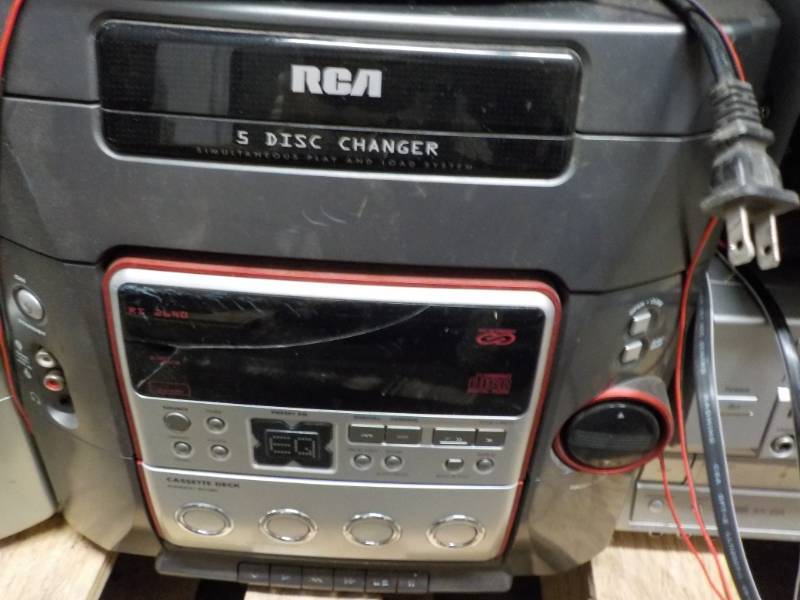 lot 13 image: RCA 5 disc Changer all powers on...