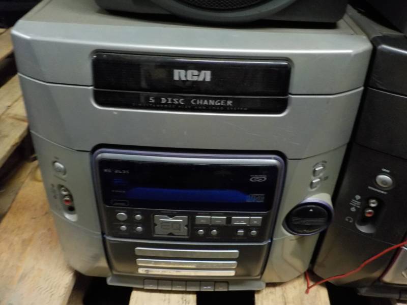 lot 14 image: RCA 5 disc Changer all powers on...