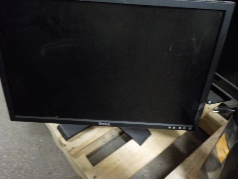 lot 20 image: 22 Dell powers on...