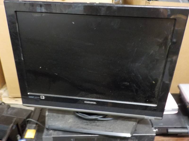 lot 21 image: 19 Magnavox powers on...