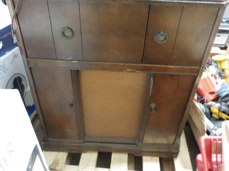 lot 50 image: Vintage Radio in a Cabinet...