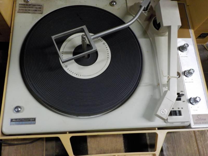 lot 62 image: General Electric Stereo...