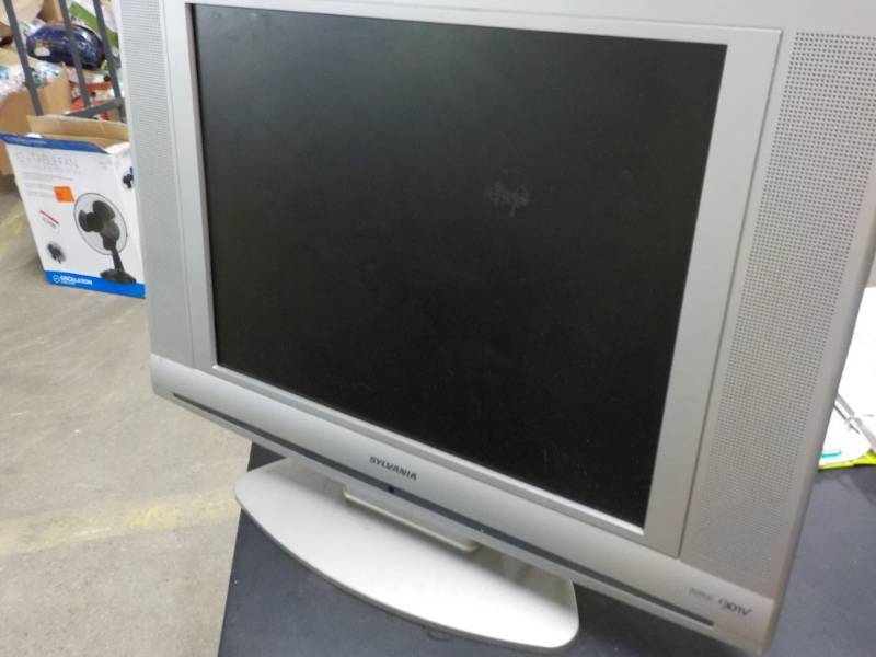 lot 73 image: Sylvania 20 powers on...