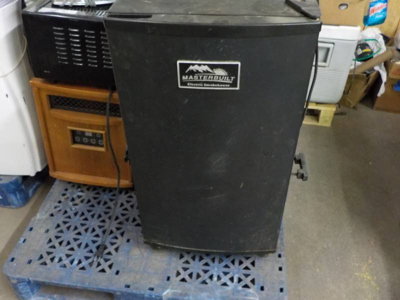 lot 98 image: Master Built Electric Smoker...