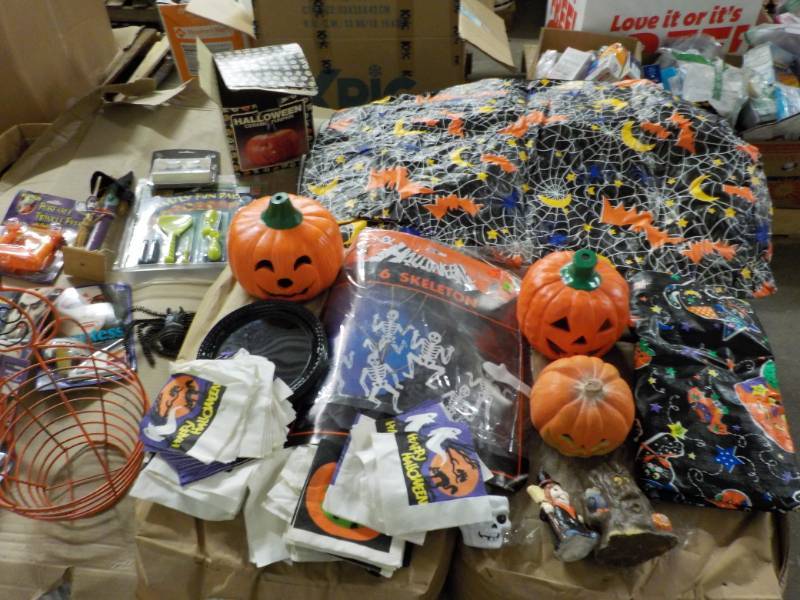 lot 117 image: Halloween Dcor...