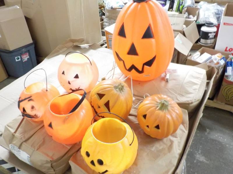 lot 119 image: 7 Plastic Pumpkins...